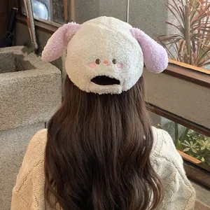 Detail der flauschigen weißen Fleece-Cap mit langen lila Ohren und süßer Gesichtstickerei
