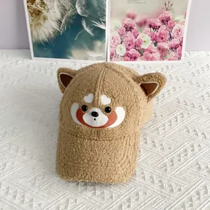 Détail d'une casquette de baseball en polaire marron avec oreilles 3D et broderie koala