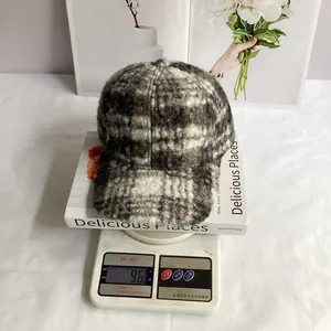 Detailed view showing the 96g weight of a color-block teddy fleece baseball cap
