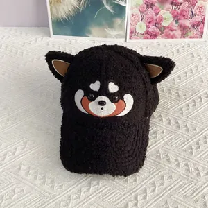 Détail de la broderie koala et des oreilles 3D sur une casquette de baseball en polaire