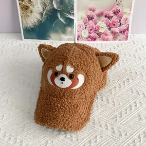 Détail d'une casquette en laine d'agneau marron avec oreilles d'animaux et broderie mignonne