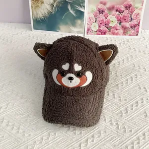 Détail de la casquette en laine d'agneau marron avec oreilles et broderie animale
