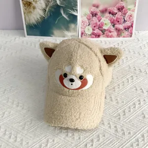 Détail d'une casquette en polaire beige avec oreilles et broderie panda douce
