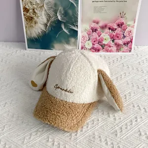 Detail der weichen Lammwolle-Kappe mit Hasenohren und Sparkle-Stickerei im Nahfokus