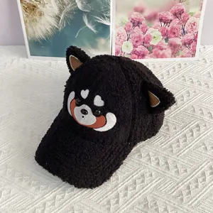 Détail d'une casquette en laine d'agneau noire avec broderie animale et oreilles mignonnes
