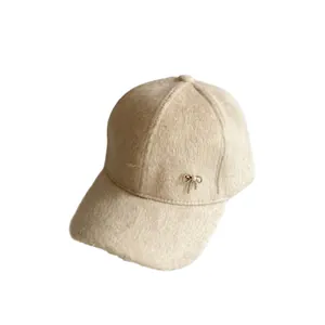Cappellino da baseball beige peloso con fiocco dorato e perla da donna