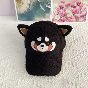 Détail d'une casquette koala noire en polaire sherpa avec oreilles 3D et broderie mignonne