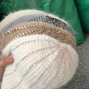 Dettaglio del cappellino in maglia da donna con texture soffice e strisce di strass