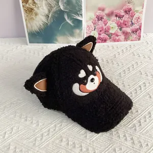Détail de la casquette noire en peluche avec oreilles d'animaux et broderies mignonnes