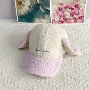 Detailansicht der rosa Hasenohren und Sparkle-Stickerei auf einer Plüsch-Lammwollkappe