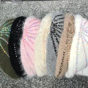 Dettaglio di fasce per capelli in maglia con strass scintillanti in vari colori tenui