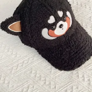 Gros plan casquette sherpa noire avec Shiba Inu brodé et oreilles en relief