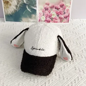 Detailaufnahme der Plüsch-Baseballkappe mit Sparkle-Stickerei und Hasenohren-Design