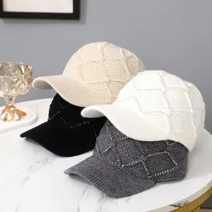 Detailansicht von Strick-Baseballkappen mit Strass-Rautenmuster in vier neutralen Farben