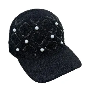 Detail der schwarzen Strick-Baseballkappe mit Strass-Gitter und Perlenverzierungen