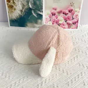 Detail der rosa-weißen Sherpa-Baseballkappe mit weicher Plüsch-Hasenohren-Struktur
