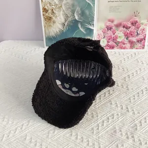 Détail d'une casquette de baseball noire en laine d'agneau avec texture douce et visière