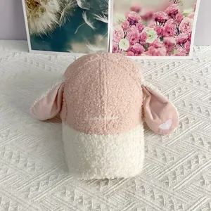 Detailansicht der flauschigen Lammwollmütze mit langen Ohren und Sparkle-Stickerei