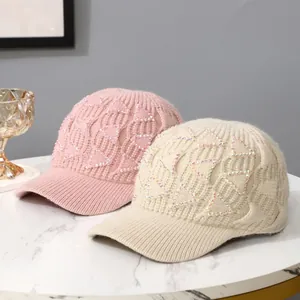 Winter-Strickmütze für Damen mit bunten Strasssteinen und Zopfmuster-Struktur