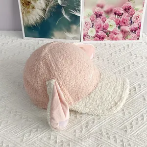 Detailansicht der rosa Plüsch-Hasenohren-Kappe mit weißer Stickerei auf kuscheligem Fleece