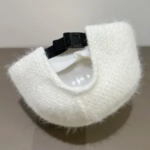 Rückansicht der weißen Plüsch-Basecap mit schwarzer Schnalle und Kunstpelz-Struktur