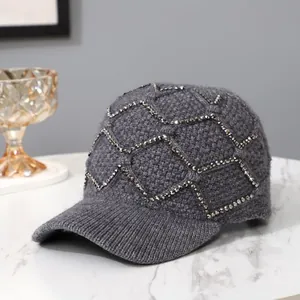 Detail der grauen Strickmütze mit funkelndem Strassstein-Rautenmuster für Damen