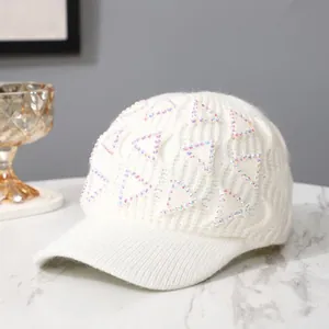 Weiße Strick-Baseballkappe mit Strass-Dreiecksmuster für Winterwärme und Stil