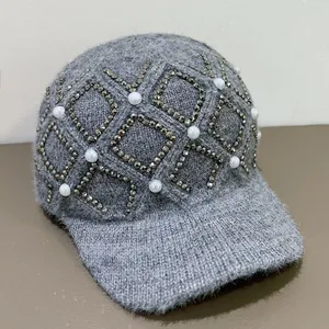 Graue Strickmütze mit Strass-Gittermuster und Perlen für Wärme im Herbst und Winter