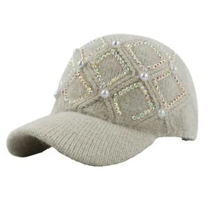 Beigefarbene Strick-Baseballkappe mit Strass-Rautenmuster und Perlen für Damen