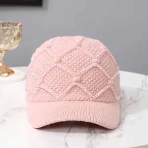 Detailansicht der rosa gestrickten Baseballkappe mit funkelndem Rautenmuster