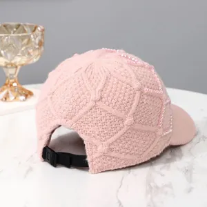 Detail der rosa Strickmütze mit Strasssteinen und verstellbarem Riemen hinten