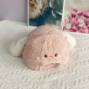 Detail der rosa Fleece-Baseballkappe mit langen Hasenohren und gesticktem Comic-Gesicht
