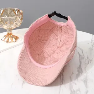 Detailansicht der rosa Strickmütze mit Strasssteinen und verstellbarem Riemen auf der Rückseite