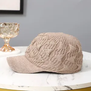Detailansicht der khakifarbenen Strickmütze mit Strass-Dreiecksmustern und warmem Garn
