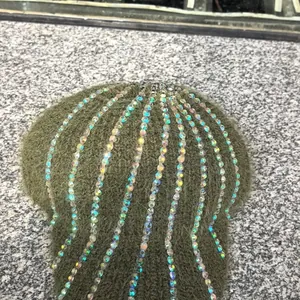 Dettaglio del berretto in maglia verde oliva con strass multicolore su lana morbida