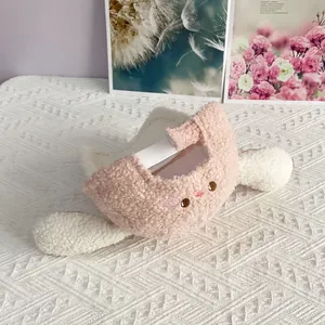 Nahaufnahme der rosa Plüschmütze mit niedlichen Hasenohren und weicher Lammwoll-Textur