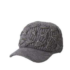 Graue Strickmütze mit Schirm und funkelnden Strass-Dreieckmustern auf der Oberseite