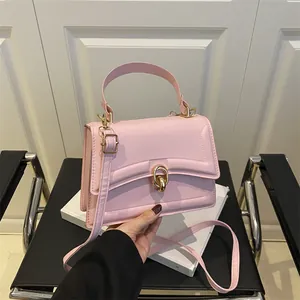 Borsa a tracolla rosa in ecopelle con chiusura dorata e tracolla regolabile
