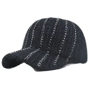 Berretto da baseball in maglia nera da donna con strisce di strass brillanti invernali