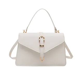 Chicke weiße minimalistische Handtasche mit goldenem Verschluss und Schultergurt