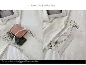 Detailopname van transparante PVC-tas met zilveren gespen en witte PU-leren schouderband