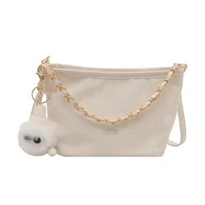 Sac fourre-tout crème chic avec chaîne dorée et breloque fantôme en peluche douce