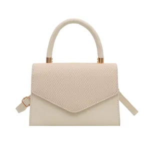 Bolso bandolera color crema con solapa tejida texturizada y acabado mate suave y liso
