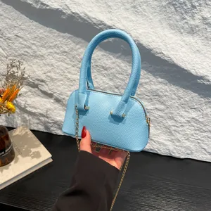 Chique lichtblauwe schelpvormige handtas met litchi-korrel en gouden ketting
