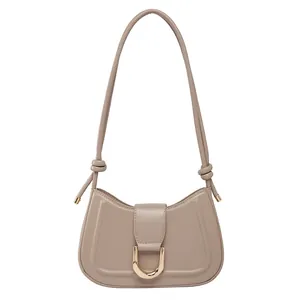 Elegante borsa a tracolla beige a mezzaluna con fibbia a D dorata e spallina annodata