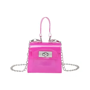 Mini bolso de gelatina rosa fluorescente con cadena plateada y cierre de giro clásico