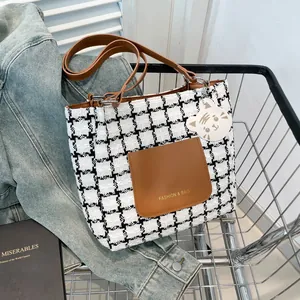 Women Large Capacity Houndstooth Tote Bag Tweed Lattice Shoulder Bag With Cat Pendant Casual Commuter Fashion Handbag