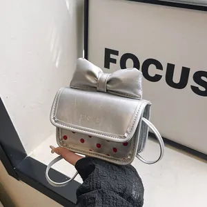 Mini Sac Bandoulière en Cuir PU pour Femmes Filles Pois Nœud Sac à Épaule Carré Mode Tendance Petit Sac à Rabat Quotidien