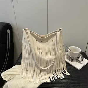 Sac Bandoulière à Franges Bohème en Cuir PU Grande Capacité Sac à Épaule Avec Oeillets Métalliques pour Femme Mode de Rue