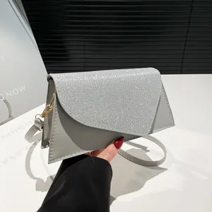 Sac bandoulière chic en strass argentés avec rabat asymétrique et bandoulière